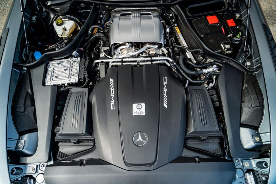 Моторный отсек Mercedes-AMG GT R PRO (C190) 2019 года  (UK) (фото 5 из 40)